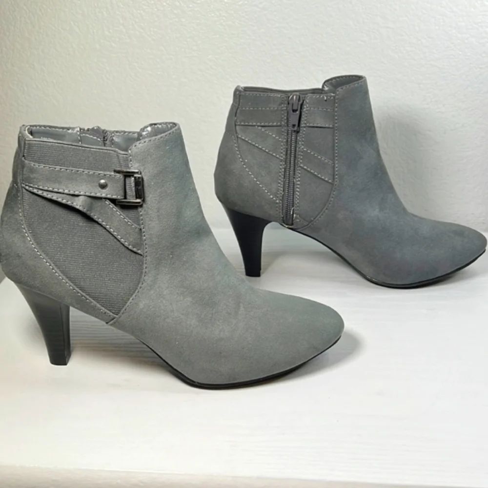 DEXFLEX COMFORT SUEDE WOMENS LOW HEEL BOOTIE